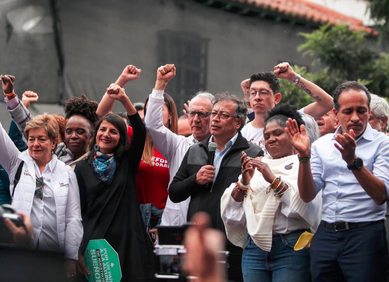 Se tiene previsto que el presidente Gustavo Petro realice una intervención en Plaza de Bolívar donde espera recibir respaldo y presionar por reformas. El montaje de la tarima es uno de los más grandes. FOTO Colprensa