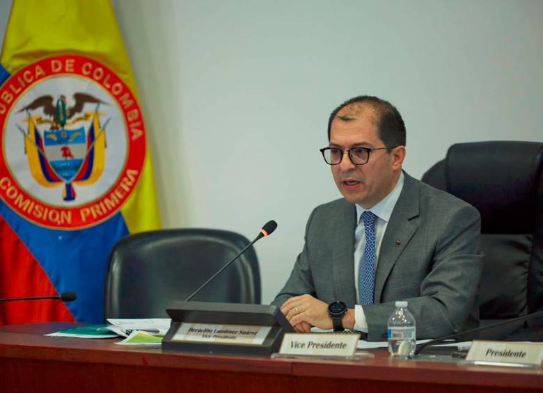 El fiscal general, Francisco Barbosa, expuso ante la Comisión Primera de la Cámara de Representantes sus reparos a la ley de “humanización” del gobierno Petro. FOTO: tomada de twitter.