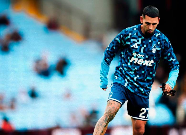 Daniel Muñoz calentando en Villa Park. FOTO: X NFFC