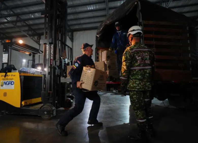 Miembros del equipo USAR COL-1 cargan un camión con equipos de rescate, desde el Centro Nacional Logístico de la UNGRD. FOTO Getty