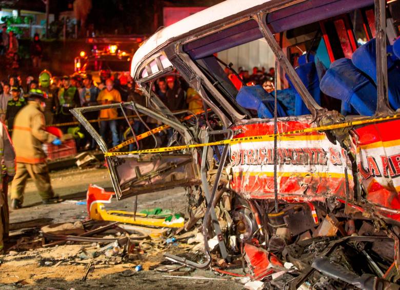 El siniestro ocurrido la noche del lunes en la autopista Medellín - Bogotá dejó un saldo de tres personas muertas y 12 heridas. Las muertes en las vías del país van en aumento, según las cifras. FOTO Esneyder gutiérrez