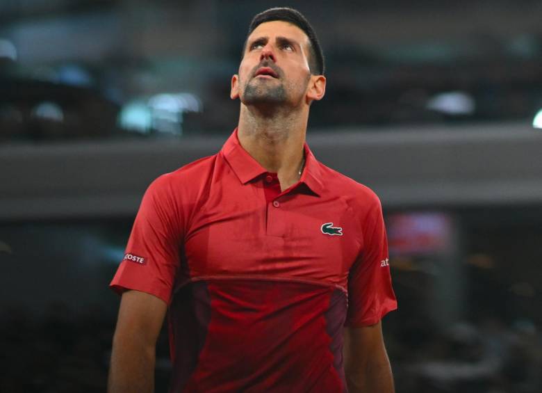 El serbio, de 37 años, sufrió una recaída en una de sus lesiones de rodilla enfrentando los cuartos de final de Roland Garros. FOTO: CUENTA DE X @rolandgarros
