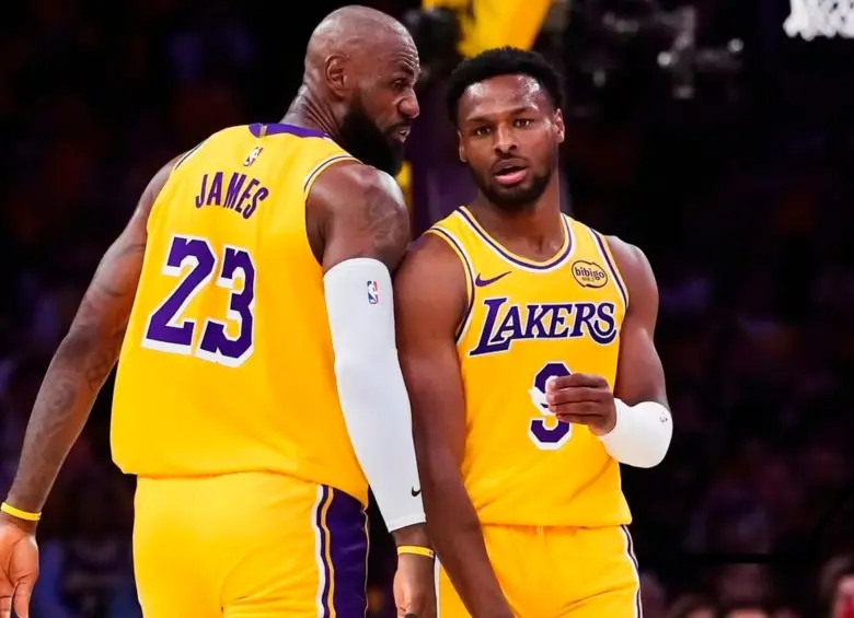 El basquetbolista norteamericano LeBron James es uno de los mejores jugadores de la historia de la NBA. En la imagen logró un punto importante para su equipo. Foto: AFP