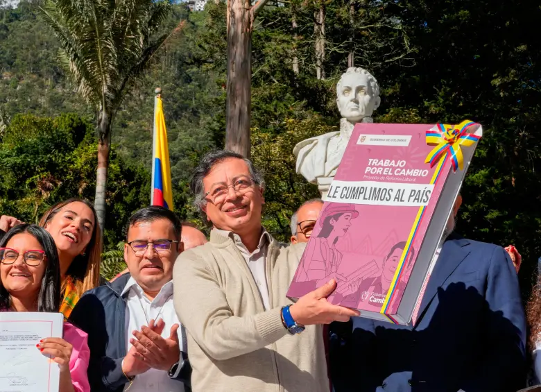 El presidente, Gustavo Petro, sancionó la reforma laboral desde la Casa Museo Quinta de Bolívar, en Bogotá. Firmó el documento que oficializa la nueva ley laboral. FOTO: Presidencia.