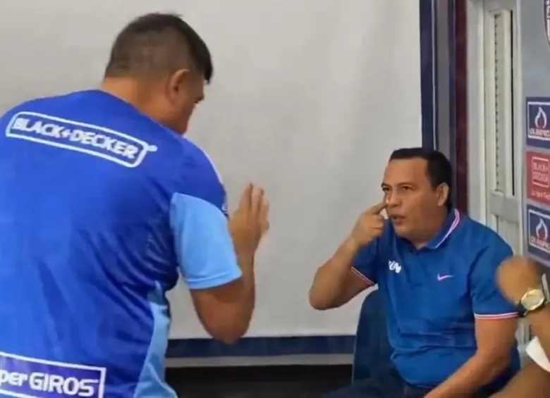 El director técnico del Junior de Barranquilla, Cesar Farías, reclamó que el periodista lo quería “exponer” en frente de todas las personas presentes en la rueda de prensa. FOTO: CAPTURA VIDEO REDES SOCIALES