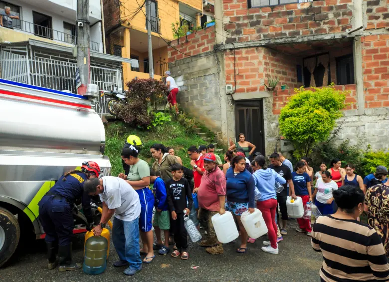  Con 35 rutas de carrotanques (30 para el sector residencial y 5 para el sector salud y grandes superficies), EPM atenderá a alrededor de 1.500.000 personas que este fin de semana tendrán interrupción programada del servicio de acueducto. FOTO: CAMILO SUÁREZ ECHEVERRY