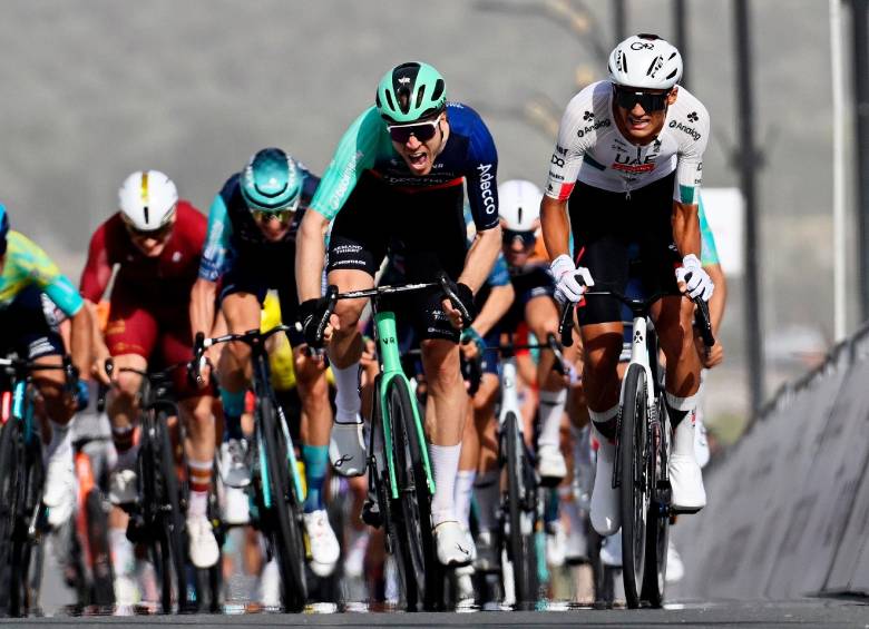 Isaac del Toro (adelante) lidera la Vuelta a Emiratos. FOTO X-@uae_tour