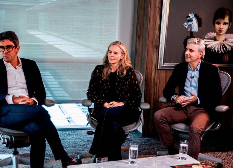 De izquierda a derecha: Ricardo Jaramillo, presidente de Grupo Sura; Juana Llano Cadavid, presidenta de Suramericana, e Ignacio Calle, presidente de Sura Asset Management. FOTO JULIO CÉSAR HERRERA