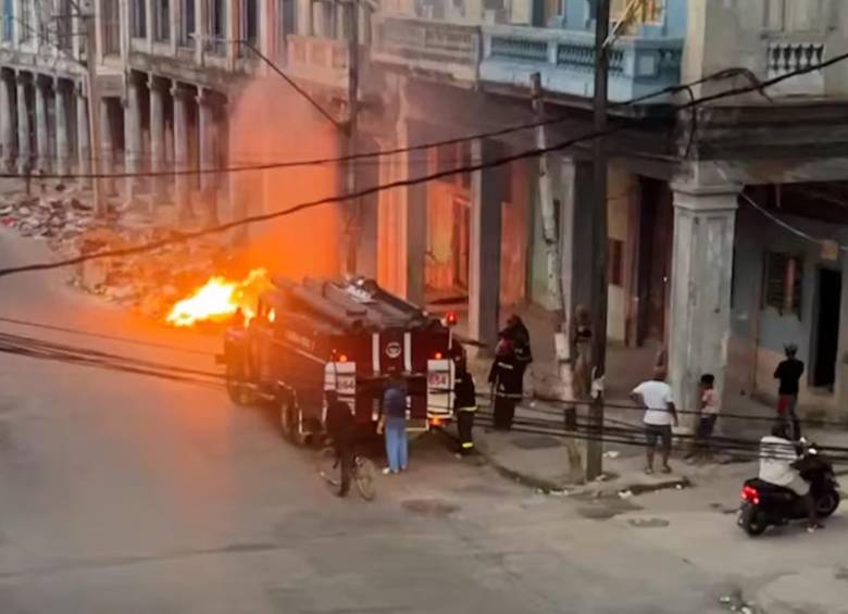 Los residentes de La Habana han tomado una vía desesperada: incendiar las toneladas de basura acumuladas en esquinas y parques para mitigar la inacción de las autoridades. FOTO: Captura de video de redes sociales 