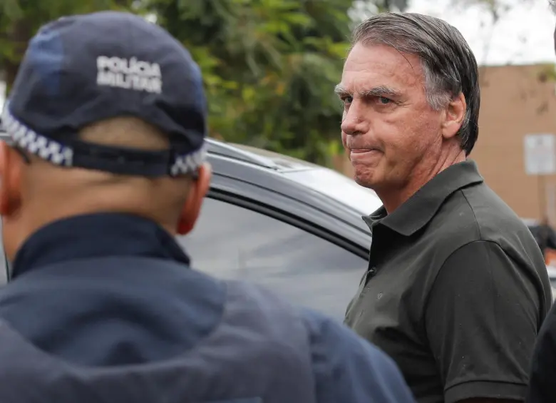 Bolsonaro cuando fue llevado por las autoridades la primera vez. FOTO: AFP