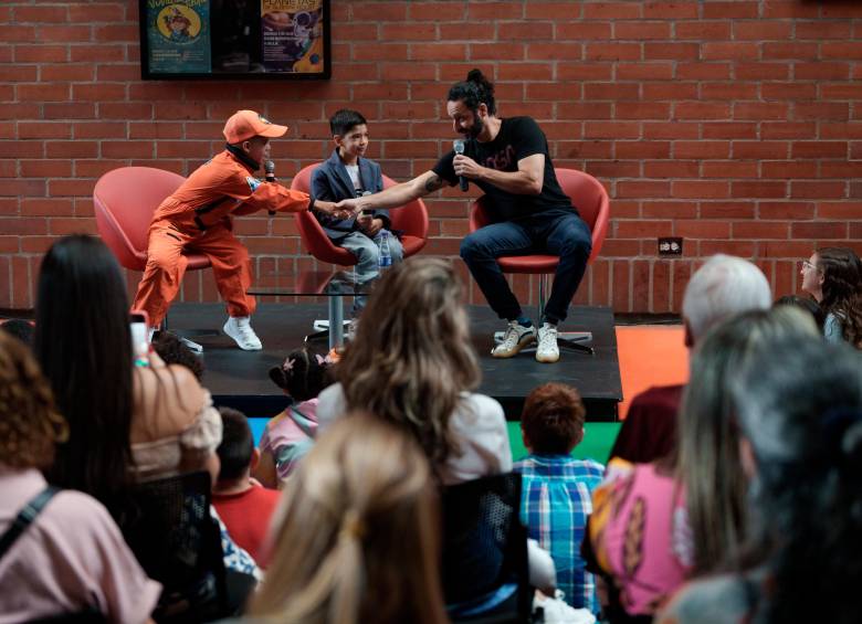 Jeremías y Juan José conversaron con Ricardo Restrepo, ingeniero aeroespacial antioqueño y Diseñador de Misiones Interplanetarias de la NASA. FOTOS: Marcela Gómez y el Teatro Metropolitano.