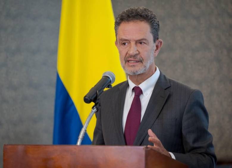 El canciller Omar Bula y los demás ministros están revisando los contratos que dejó amarrados el anterior Gobierno. Foto: Colprensa