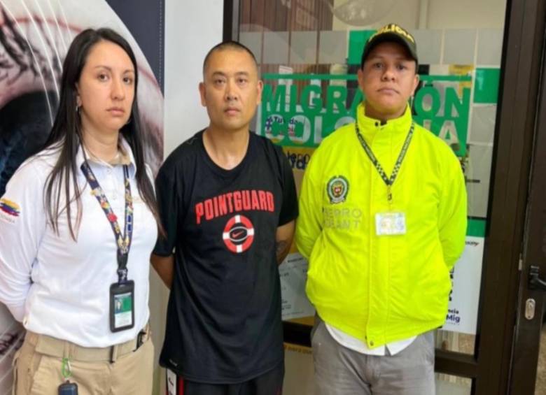 El tailandés al momento de su detención por parte de miembros de Migración Colombia y la Policía. FOTO: Cortesía Fiscalía General de la Nación