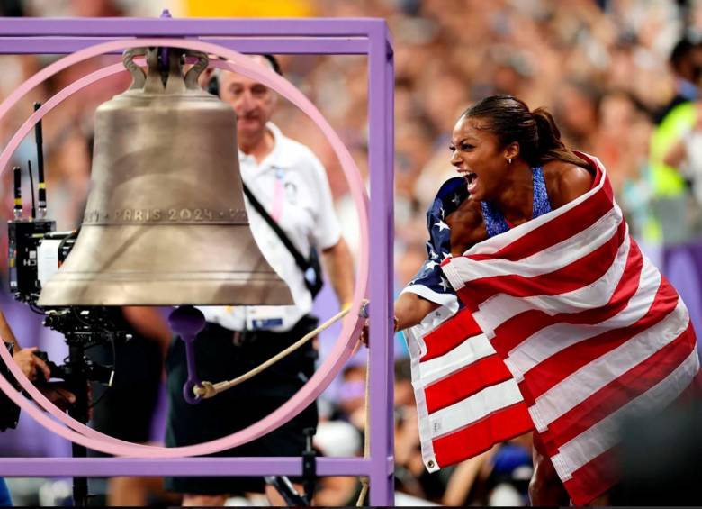 Los campeones olímpicos de Atletismo tocan la campana una vez finalizan sus competencias. Foto: Getty Images. 