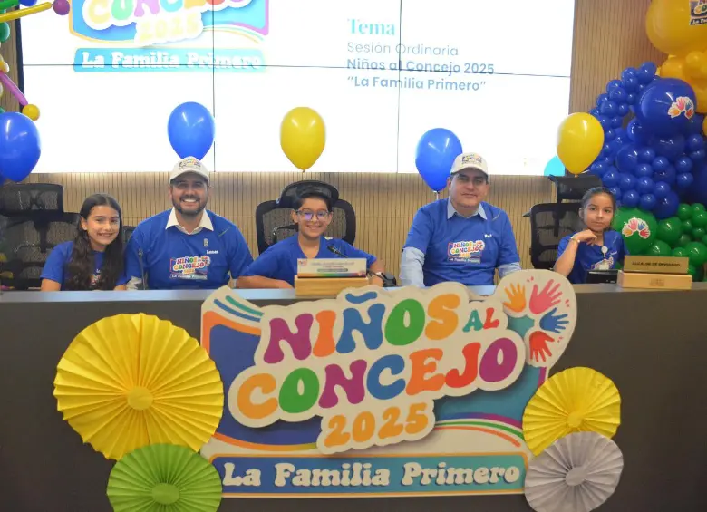 Los niños se tomaron el Concejo de Envigado y se quejaron por la calidad de los alimentos que reciben en el colegio. FOTO Concejo Envigado