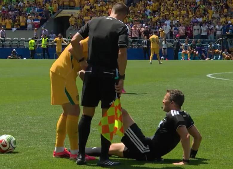 Ante la sorpresa de los espectadores, uno de los asistentes tuvo que ingresar al campo para ayudar a Zwayer a estirar la extremidad afectada. FOTO: Captura de video de redes sociales @Dsports