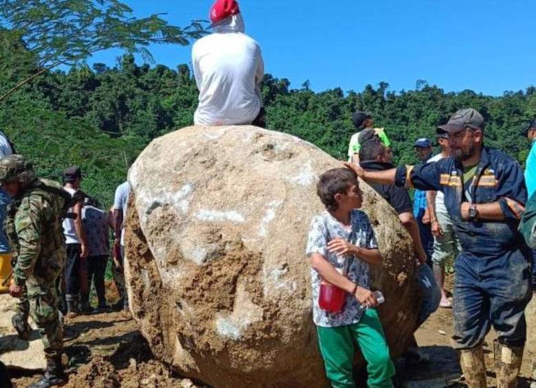 Una muestra del tamaño de las piedras que dejo el alud de tierra en el derrumbe en el Chocó. FOTO: CRISTIAN ÁLVAREZ