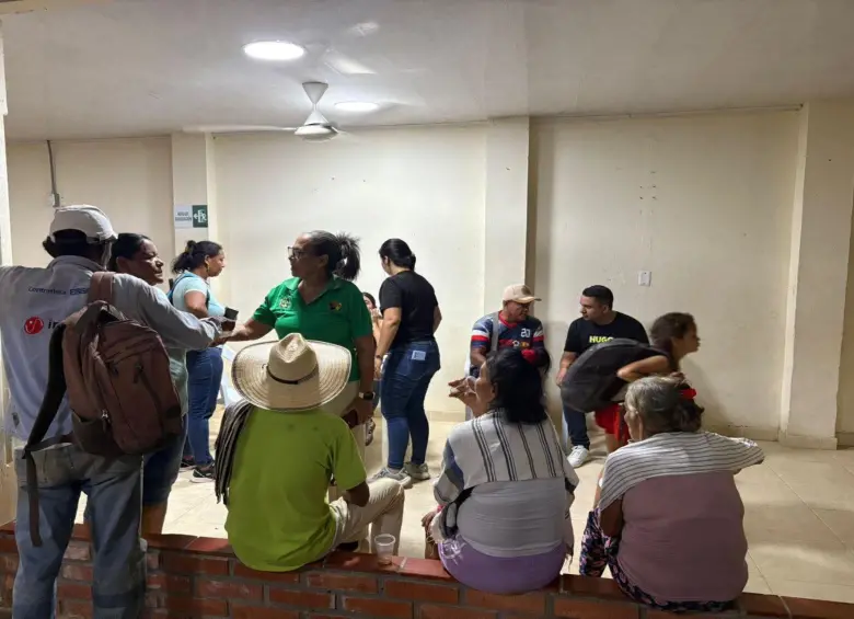 Algunos de los campesinos desplazados de la ruralidad de Yondó en el albergue habilitado. FOTO: Imagen tomada de redes