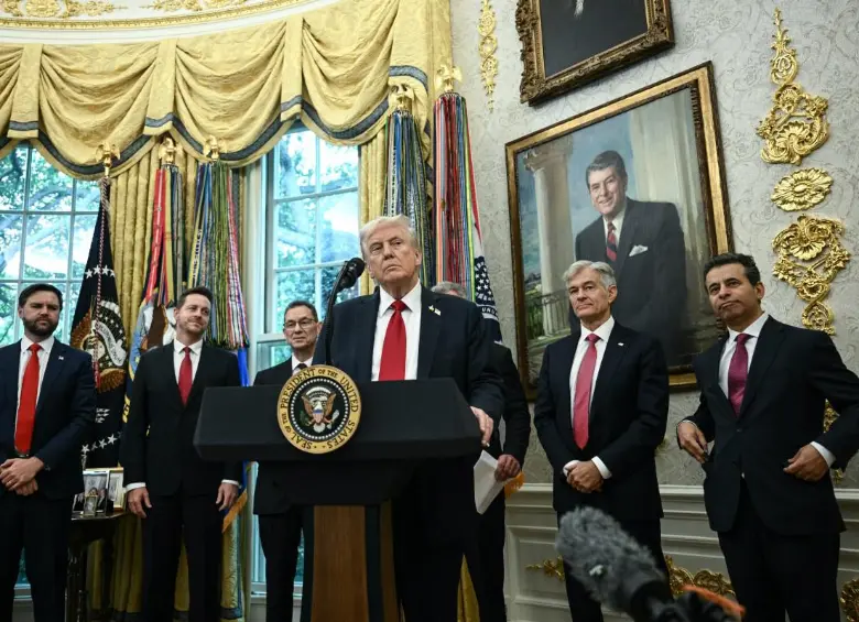Donald Trump con más funcionarios del Gobierno en el Despacho Oval de La Casa Blanca. FOTO: AFP