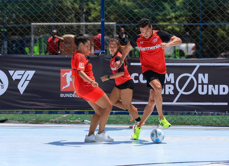 Exjugadores de la Bundesliga, como Zé Roberto y Lucio, participaron en la inauguración de la cancha, promoviendo el fútbol comunitario en zonas vulnerables. FOTO cortesía