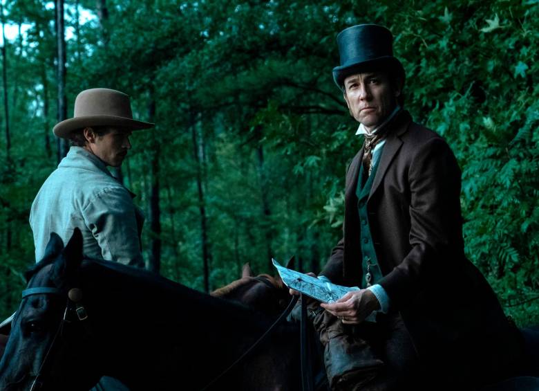 Manhunt es protagonizada por Tobias Menzies. FOTO Cortesía Apple TV