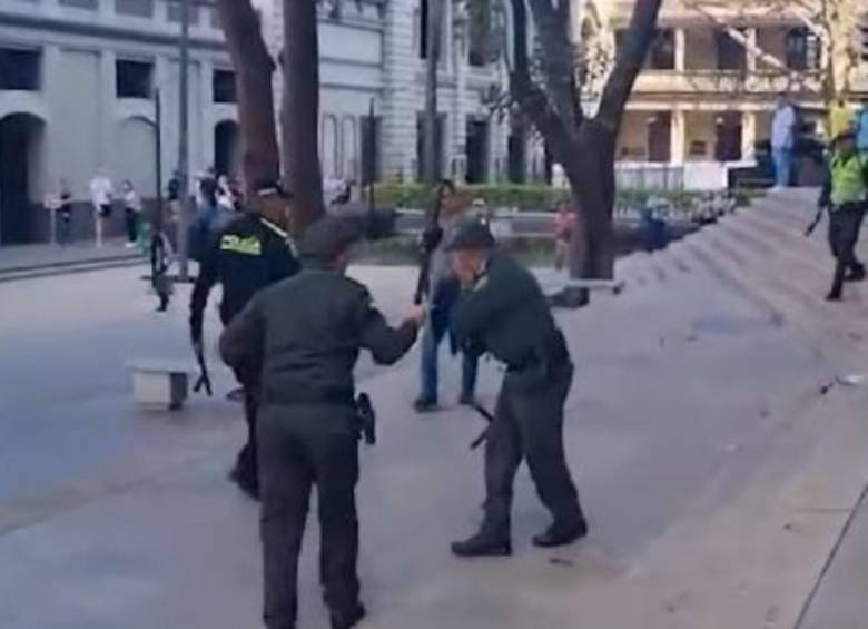Momento en el policía resulta herido por el agresor con el machete. FOTO: Cortesía Denuncias Antioquia