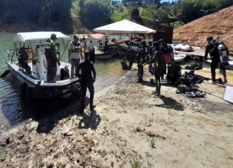 Las autoridades de emergencias durante las labores de búsqueda del joven. FOTO: Cortesía Cuerpo de Bomberos de El Peñol.