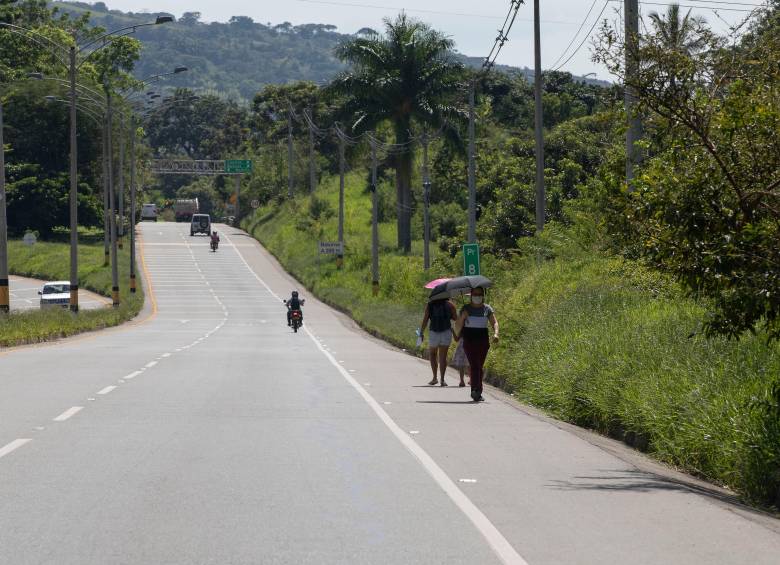 La vía tiene tramos que, dependiendo de la hora, son solitarios y oscuros, lo que han aprovechado los delincuentes. FOTO: EL COLOMBIANO