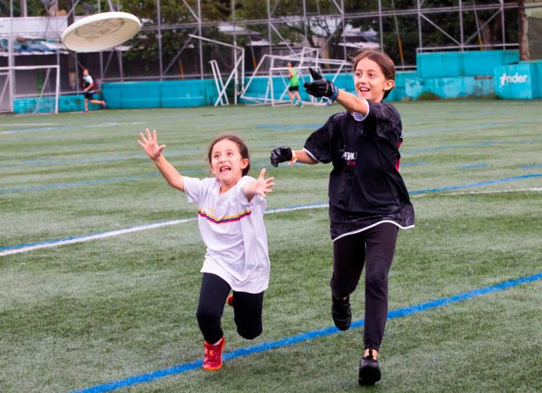 Susana (blanco) y Helena son dos hermanas que disfrutan y comparten la pasión por el ultimate, el deporte que ambas practican de una manera destacada. FOTOs Esneyder Gutiérrez