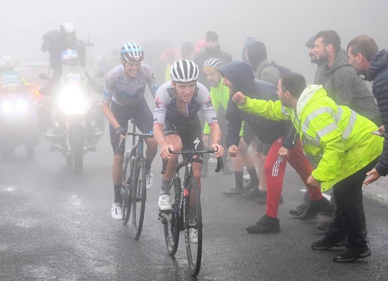 En medio del frío, lluvia y neblina, Remco tuvo valor para atacar de lejos y la fuerza para seguir adelante con su osadía. FOTO getty