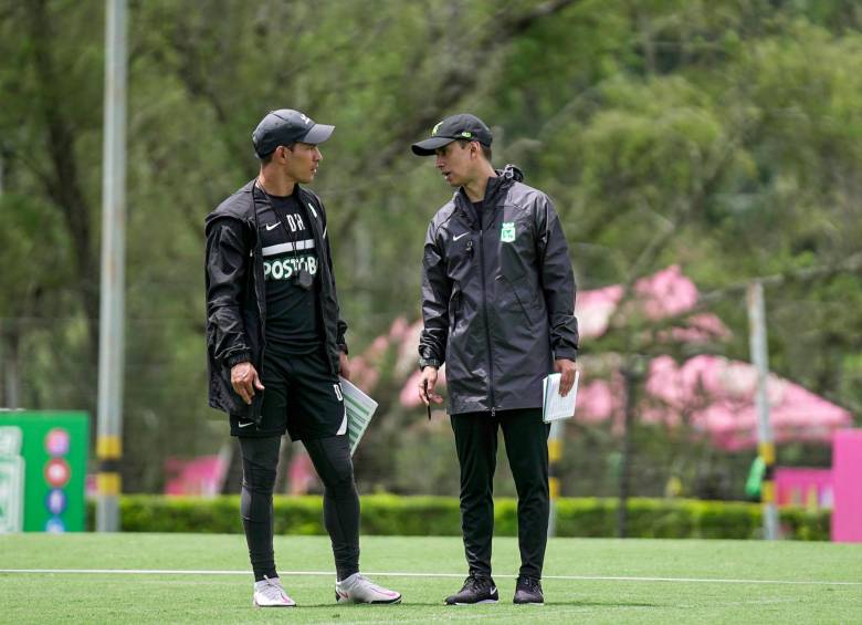 Diego Arias (izquierda) junto al nuevo técnico de Nacional, Jhon Jairo Bodmer, quien este martes dirigió su primera práctica al frente del club antioqueño que prepara el clásico del sábado. FOTO Atlético Nacional