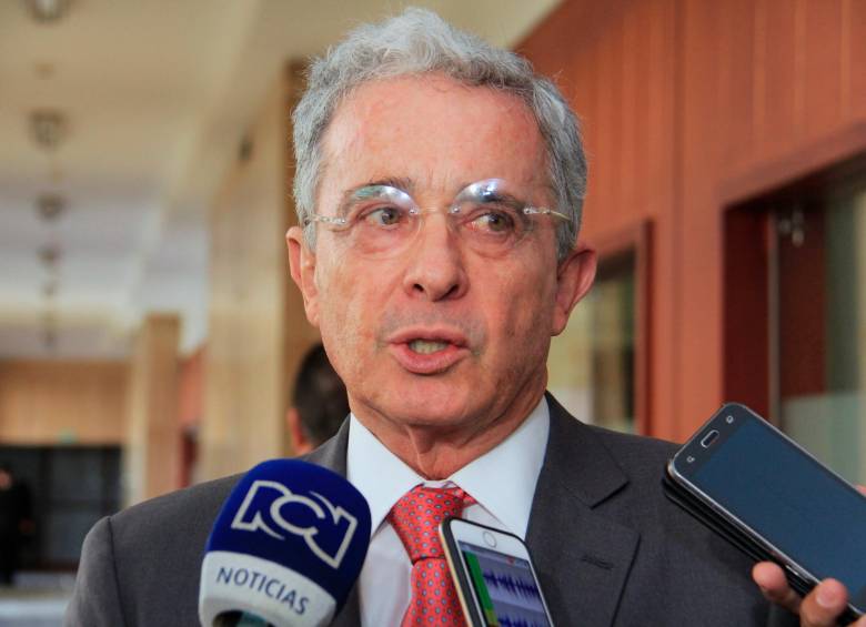 Álvaro Uribe Vélez, por ahora, sigue vinculado al proceso por fraude procesal y soborno a testigos. FOTO COLPRENSA 