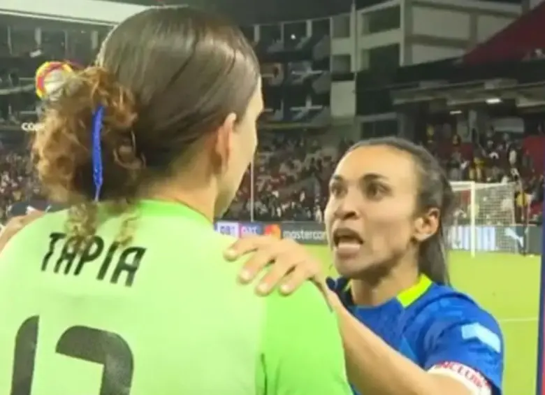Marta Da Silva tuvo un noble gesto con la portera colombiana Katherine Tapia luego de la final de la Copa América. Foto: Captura de video
