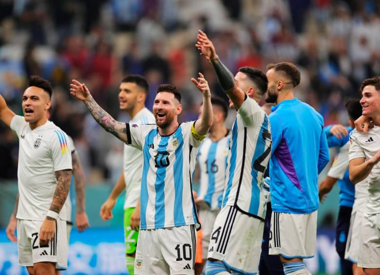 Los jugadores argentinos celebraron su paso a la final de Qatar-2022 tras derrotar 3-0 a Croacia, subcampeona de la Copa Mundo. FOTO: EFE