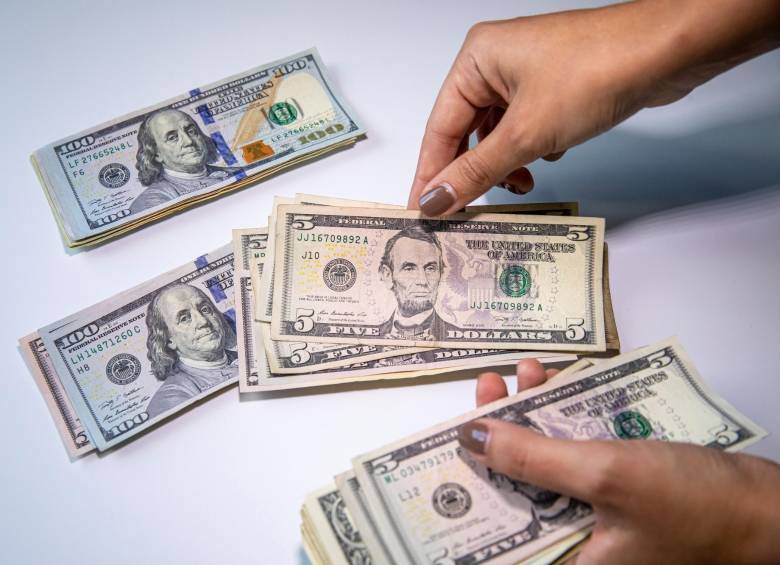 La revisión del PIB de Estados Unidos movió a la baja el precio del dólar. FOTO CARLOS VELÁSQUEZ