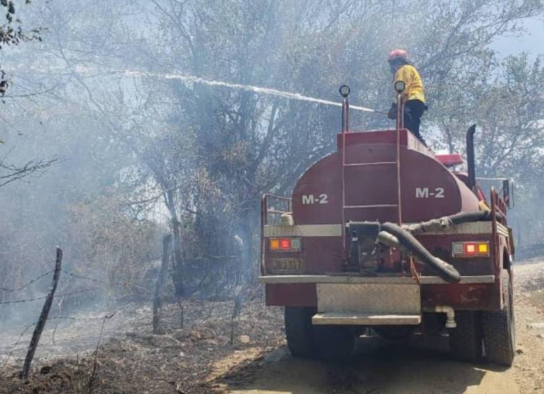 Los Bomberos luchan para apagar las llamas en el Tolima. Foto: Gobernación del Tolima