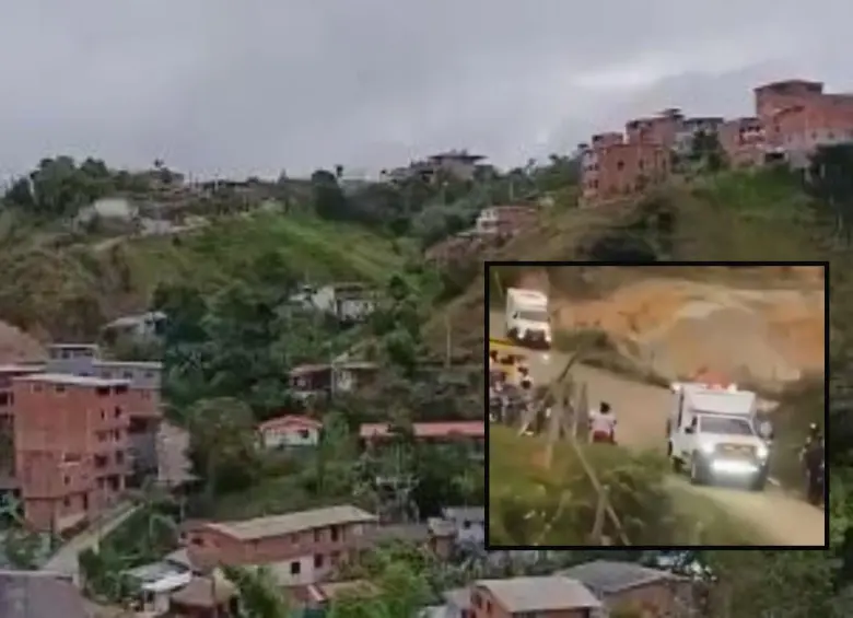 Adelante, las ambulancias trasladando a los soldados heridos. Atrás, la vereda donde se dio el ataque. FOTO: imágenes tomadas de redes.
