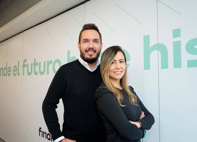 Pablo Santos y Ana María Portillo, cofundadores de la fintech paisa Finaktiva, destacaron que acumulan más de 7.000 empresas atendidas. FOTO cortesía finaktiva