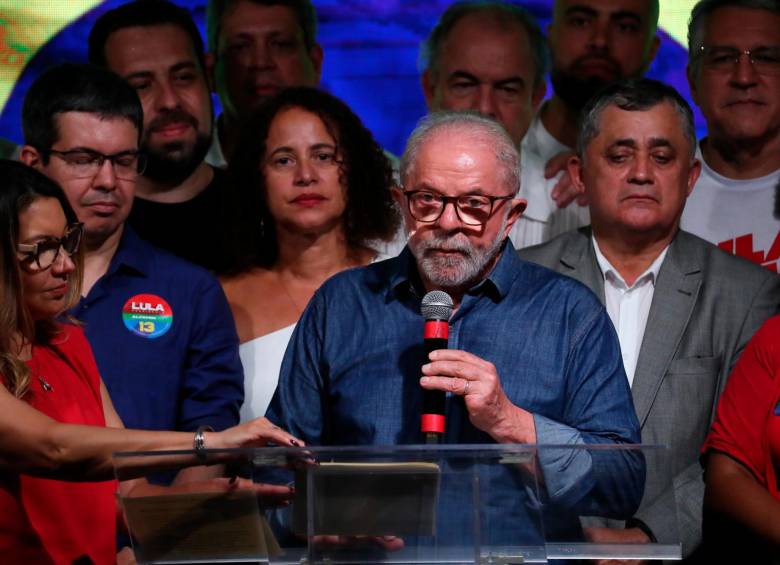 El presidente electo de Brasil, Luiz Inácio Lula da Silva, habló este domingo desde Sao Paulo tras su victoria en segunda vuelta. FOTO: Efe