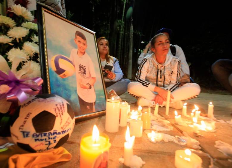 El homenaje se hizo en el parque del barrio donde ocurrió el accidente. Fotos: Esneyder Gutiérrez