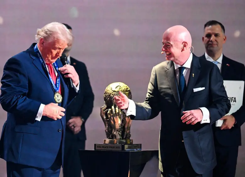 El presidente de Estados Unidos, Donald Trump, recibió la medalla de ganador del Premio de Paz el Fútbol Une al Mundo otorgado por la Fifa. Foto: AFP
