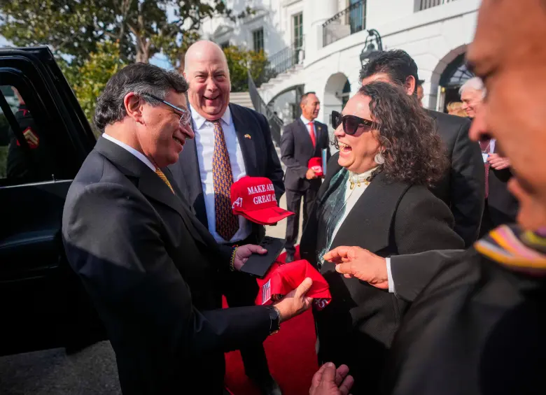 El presidente Gustavo Petro a las afueras de la Casa Blanca con una gorra del movimiento MAGA que identifica a los seguidores de Donald Trump. En la imagen se ve conversando con la viceministra de Política Criminal, Marcela Tovar, y de fondo se observa al presidente de Ecopetrol, Ricardo Roa. FOTO: Cortesía Presidencia