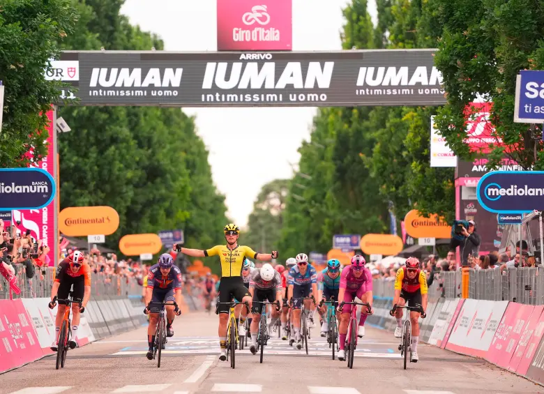La imagen de la llegada y el festejo de Olav Kooij tras imponerse en la etapa 12 del Giro. FOTO @giroditalia