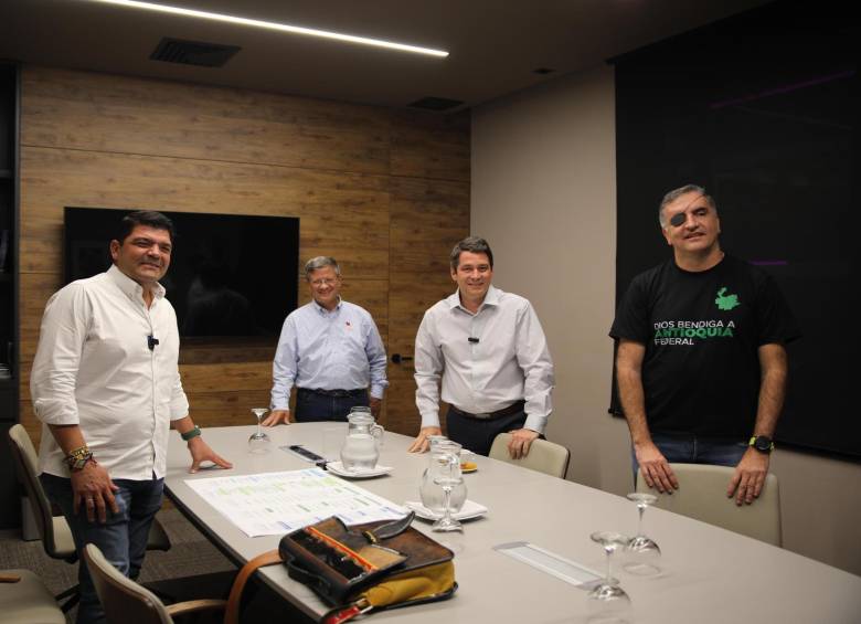 Los candidatos a la Gobernación durante su reunión en El Poblado. FOTO: cortesía