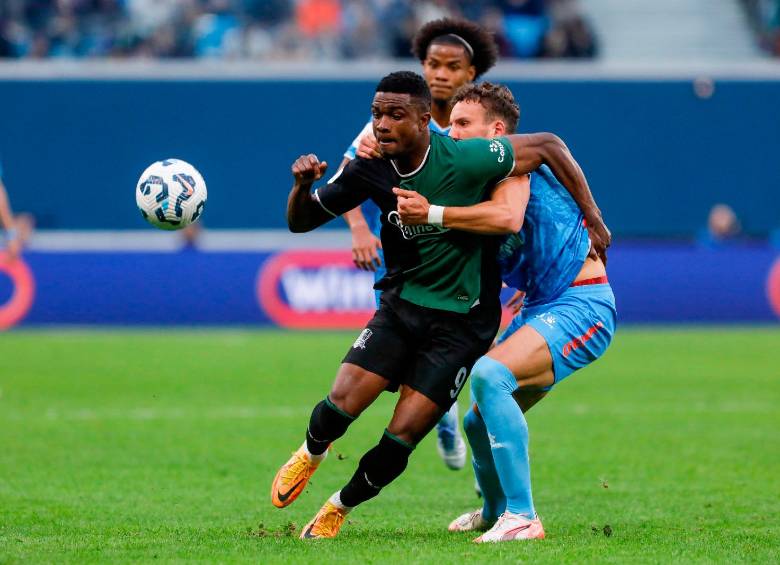 Jhon Córdoba suma 76 goles con la camiseta de Krasnodar. Es el máximo goleador histórico del club. En la foto enfrenta al Zenit de los colombianos Wilmar Barrios y Jhon Durán. FOTO: GETTY