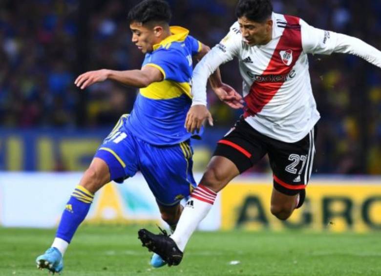 Boca y River disputando un clásico argentino de la Liga Profesional de Fútbol. FOTO: AFP