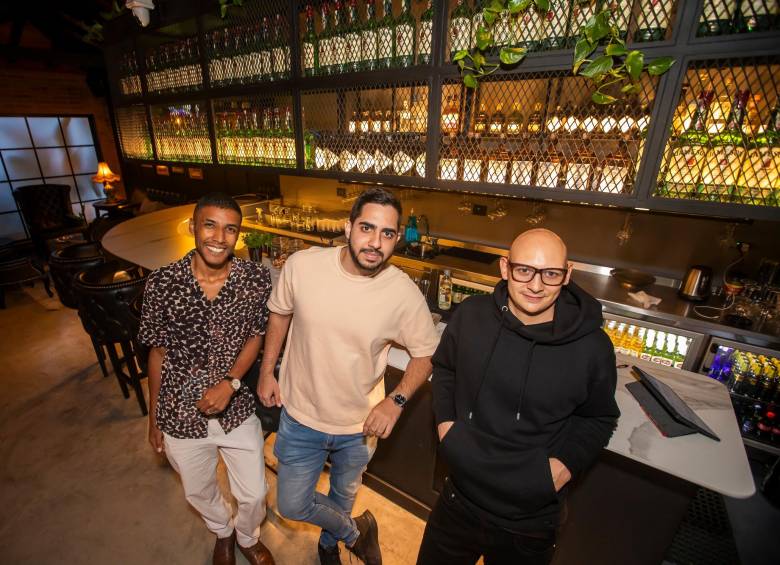 Tres emprendedores: Juan David Vizcaya, Andrés Luna y Carlos Jiménez, quisieron traer a Medellín la cultura de las criptodivisas y el blockchain con la creación de Astronea. FOTO carlos velásquez
