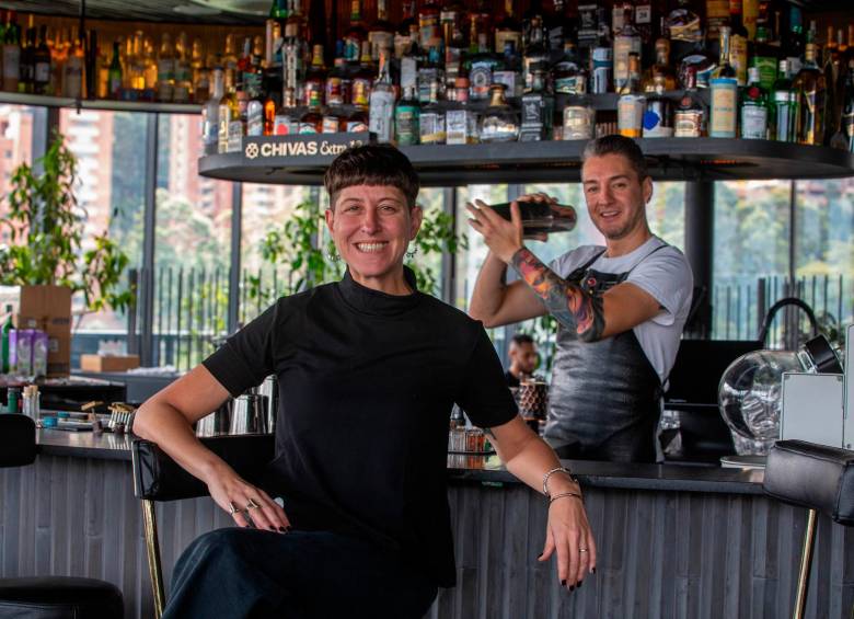 Inés de los Santos en el bar Mamba Negra de Medellín donde ofrecerá su experiencia gastronómica. FOTO Esneyder Gutiérrez 