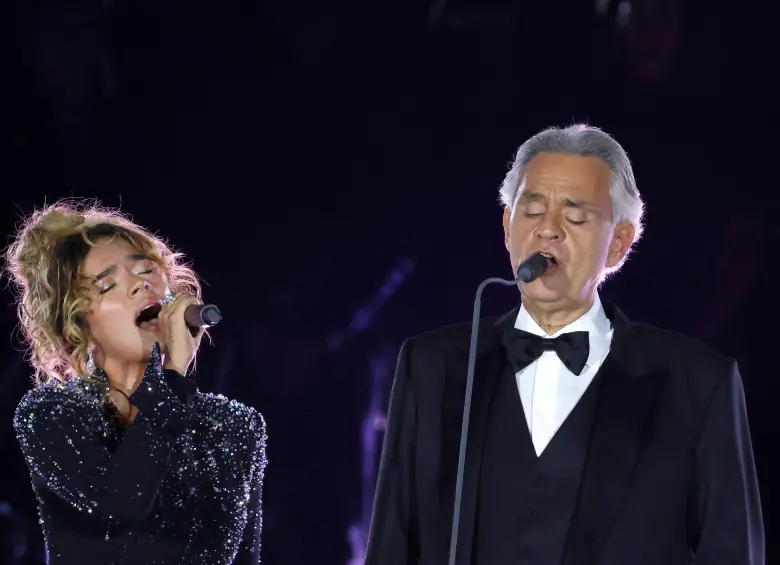 Karol G durante su presentación en el Vaticano, donde cantó junto a Andrea Bocelli en el evento Grace for the world. FOTO GETTY 