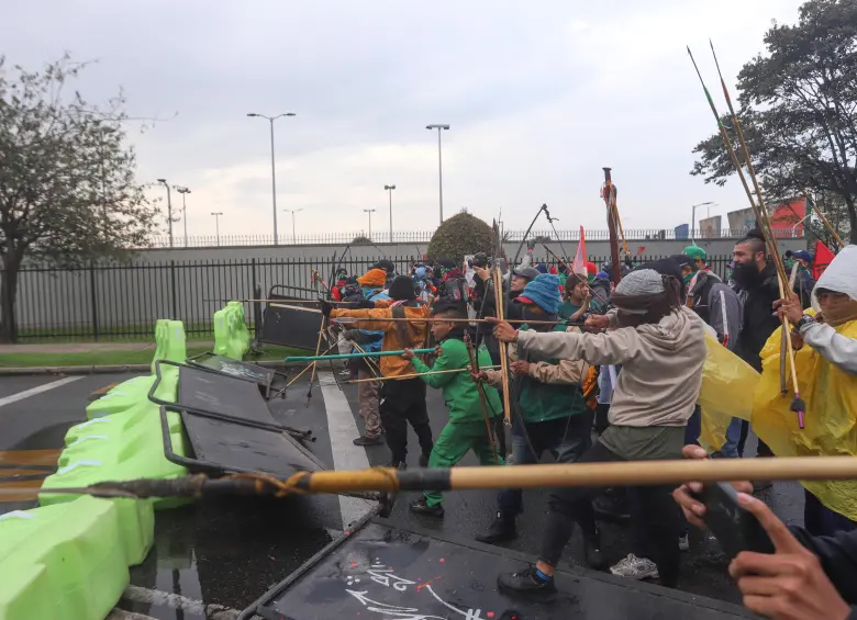 Protesta frente a la Embajada de Estados Unidos en Bogotá dejó a cuatro policías heridos. FOTOS: AFP 